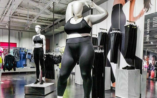 La nuova campagna rivoluzionaria di Nike: manichini curvy per lo sport in rosa