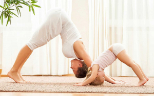 Genitori e bimbi incontrano lo yoga