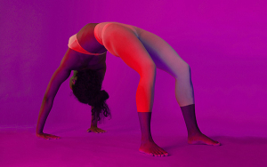 Dagli UK una nuova versione inclusiva e multisensoriale dello yoga: ecco il chroma yoga